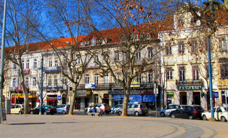 A Praça da República é o "coração" da vida noturna de Coimbra. É também um dos locais escolhidos pelas tradições académicas, pelo que é bastante comum encontrar, aí, alunos com o traje académico.