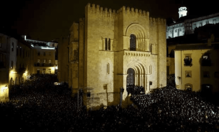 Serenata Monumental  A Serenata Monumental, que acontece no Largo da Sé Velha, marca o início das festividades académicas. Começa na escadaria da Sé Velha, com a Canção de Coimbra, depois de o sino tocar as 12 badaladas.