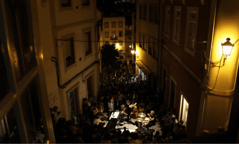 O Quebra Costas é uma área da cidade marcada por uma escadaria íngreme que liga a "Alta" à "Baixa". É um lugar popular para quem gosta de sair à noite. Aqui pode encontrar pequenas lojas, com produtos artesanais e especialidades gourmet, restaurantes de tapas e pequenos bares com noites de Fado. Durante os meses de verão, o Quebra Costas recebe o Quebrajazz Fest.