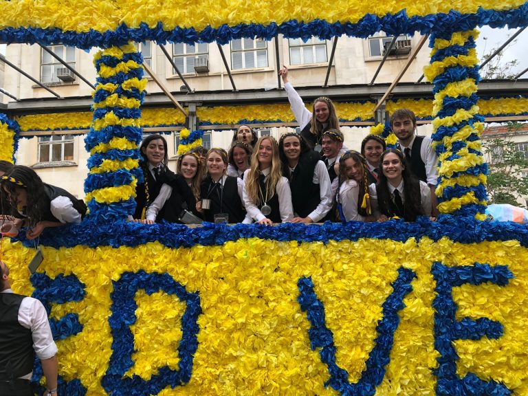 Cortejo da Queima das Fitas O Cortejo é um desfile da Academia de Coimbra, onde os estudantes percorrem as ruas da cidade em carros alegóricos revestidos de flores de papel, com as cores das faculdades.